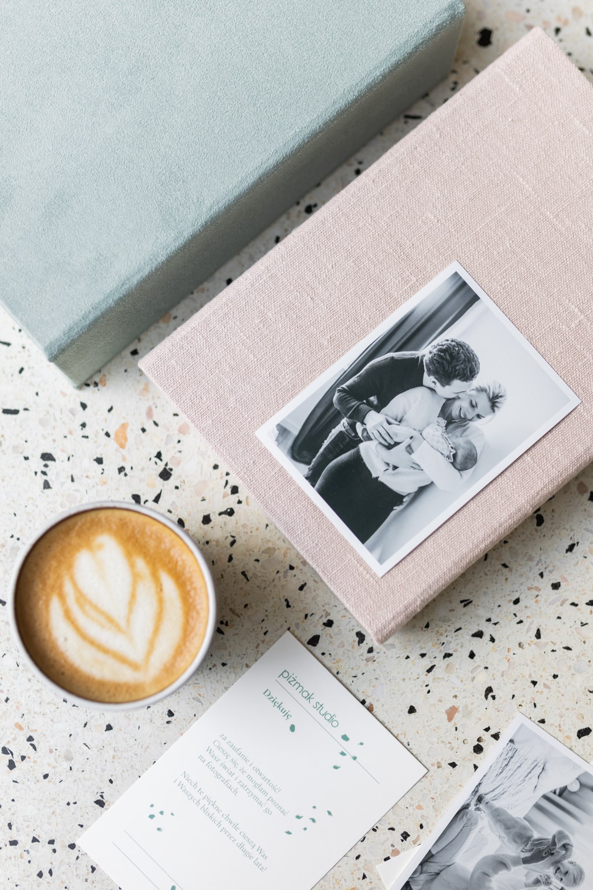 003 piżmak studio warszawa fotografia ochota ciążowa rodzinna lifestyle-min sesja rodzinna noworodkowa pudełko na zdjęcia odbitka fotografia